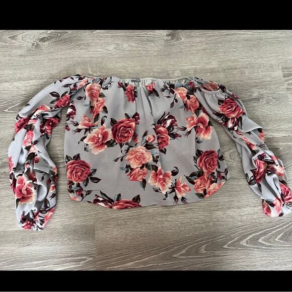 Charlotte Russe Off the Shoulder Ribbed Top with Sleeve Ruching Size Small - Picture 1 of 5